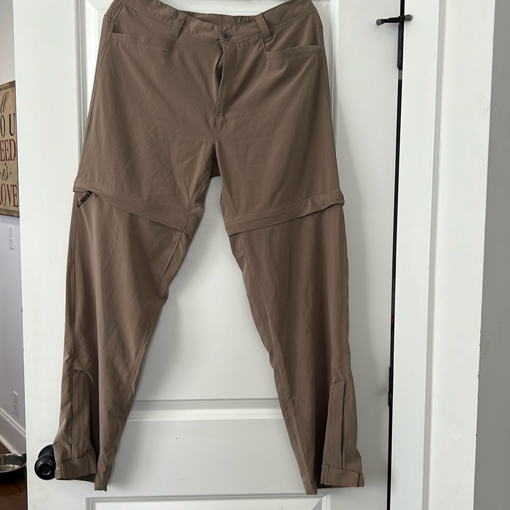 Hiking pants with zippers for shorts